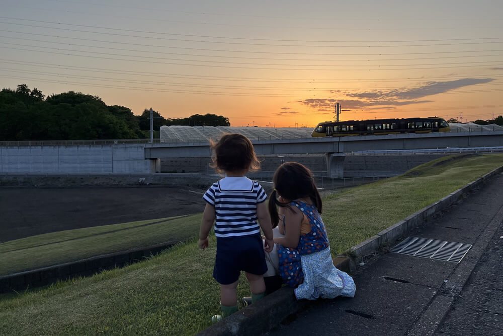 夕焼けとライトライン　木藤　亮様