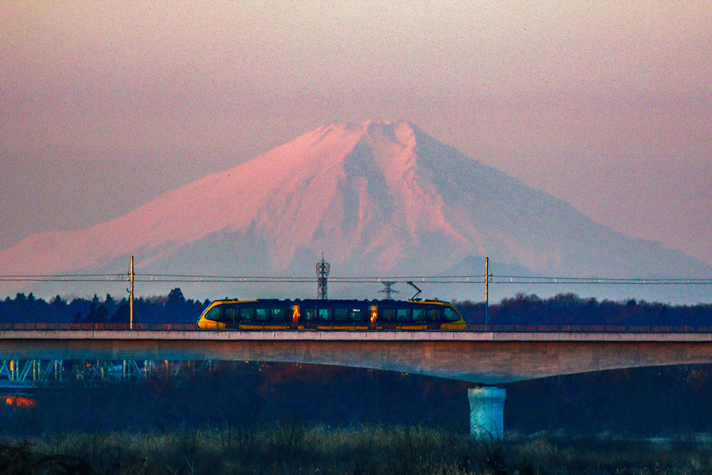 霊峰を仰ぎ見て　加賀谷　健様